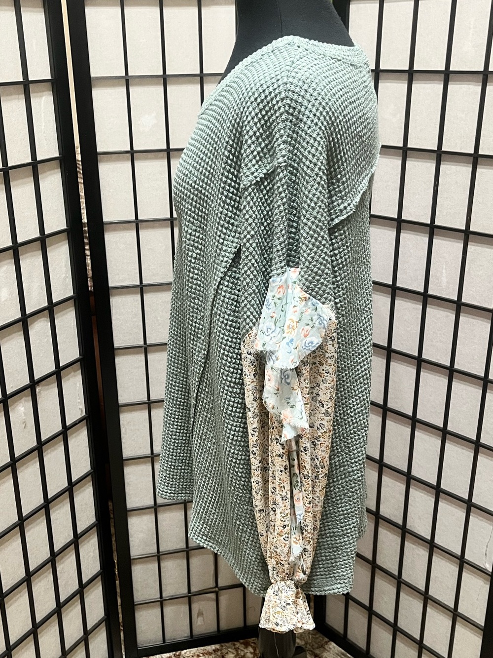 GIGIO USA Women's Sage Green Waffle Knit, RUFFLE RAW EDGE Floral Sleeve Top SZ L - Picture 4 of 13